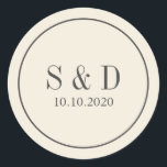 Sticker Rond Crème et gris | Monogramme classique Mariage<br><div class="desc">Conçus pour correspondre à notre collection de Mariages de crème et d'ivoire,  les autocollants ronds présentent vos initiales ou votre monogramme et la date mariage sur un gris bleu élégant.</div>