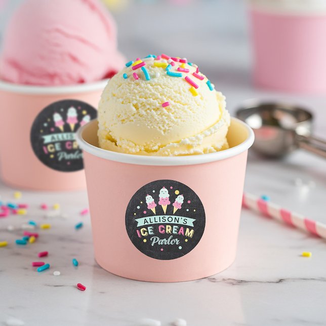 Sticker Rond Crème glacée Parlante Chalkboard Anniversaire Cres (Ice Cream Parlor Chalkboard Birthday Party Crest Classic Round Sticker)