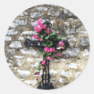 Sticker Rond Croix du cimetière gothique avec fleurs