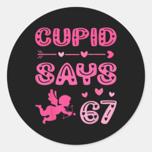 Sticker Rond Cupidon dit mignon 67 Meme drôle rose Saint-Valent