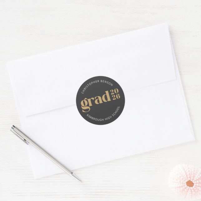 Sticker Rond Custom Grad 2026 Charcoal Gold Graduation Seals (Enveloppe)