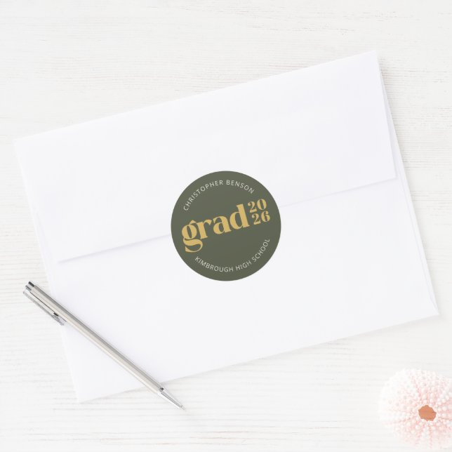 Sticker Rond Custom Grad 2026 Olive Green Gold Graduation Seals (Enveloppe)