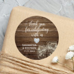 Sticker Rond Customisé Rustic Mason jarres Mariage de Wood Hear<br><div class="desc">Beau bois rustique avec des bocaux de mason autocollants de mariage / étiquettes pour vos cadeaux. Lettres de calligraphie de script. Faux coeur diamant pour ajouter un peu de classe / bling! Personnalisez comme vous le souhaitez.</div>