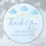 Sticker Rond Cute Blue Baby Boy Douche Merci Favor<br><div class="desc">Avec de mignons nuages bleus et des étoiles d'or sur les cordes,  sur un arrière - plan bleu doux,  ces bébé garçon douche,  saupoudrer ou couples douche merci autocollants sont parfaits pour sceller enveloppes et faveurs. Conçu par Thisisnotme©</div>