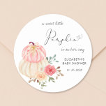 Sticker Rond Cute Citrouille Floral Aquarelle bébé fille Douche<br><div class="desc">Un sticker mignon pour vos invitations à la douche pour bébé fille, des cartes de remerciement et des faveurs de fête avec "A Sweet Little Citrouille Is On Her Way" dans un mélange de typographie simple et un script élégant avec un coeur swash et un arrangement aquarelle de citrouilles et...</div>