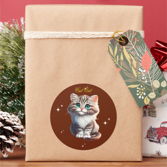 Sticker Rond Cute Fluffy Gray Tabby Kitten with Big Blue Eyes (vacances)