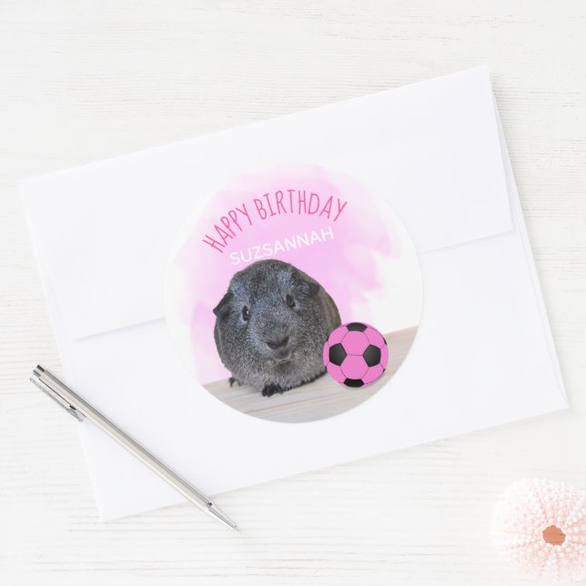 Sticker Rond Cute Guinée Cochon rose balle de football Annivers (Enveloppe)