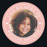 Sticker Rond Cute Hearts Circle Frame Photo Nom École Coral<br><div class="desc">Ces adorables autocollants de style moderne présentent la photo de votre enfant au centre, avec un cadre en cercle de corail pastel ! Les modèles textuels sont inclus pour faciliter la personnalisation. Idéal pour l'étiquetage Retour à l'école fournitures, livres, et plus! Deux petits coeurs blancs apportent une touche extra mignonne....</div>