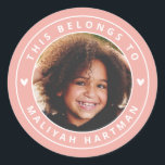 Sticker Rond Cute Hearts Circle Frame Photo Nom École Coral<br><div class="desc">Ces adorables autocollants de style moderne présentent la photo de votre enfant au centre, avec un cadre en cercle de corail pastel ! Les modèles textuels sont inclus pour faciliter la personnalisation. Idéal pour l'étiquetage Retour à l'école fournitures, livres, et plus! Deux petits coeurs blancs apportent une touche extra mignonne....</div>