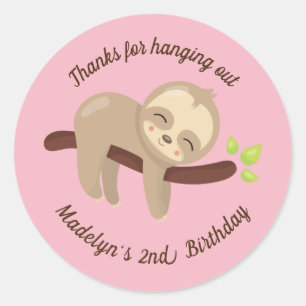 Sticker Rond Cute Kawaii Baby Sloth dans l'arbre sur rose Anniv