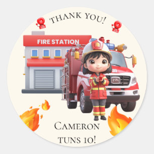 Sticker Rond Cute Kawaii Pompier Girl et Camion d'incendie