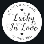 Sticker Rond Cute Lucky in Love Merci Sweet Wedding Favor<br><div class="desc">Un Sticker Étiquette classique Black Wedding Favor avec "Lucky in Love" dans un style rustique moderne et élégant calligraphie de police et accents de coeur. Vous pouvez facilement le personnaliser avec vos noms et date mariage.</div>