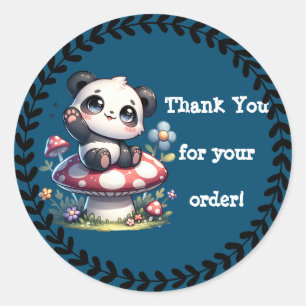 Sticker Rond Cute Panda assise sur du Merci de champignons