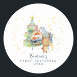Sticker Rond Cute Woodland Animals Baby's First Christmas Photo<br><div class="desc">Les premiers animaux de la forêt boisée de Noël de mignonne bébé au piano avec ciel étoilé dans l'arrière - plan. Ajoutez la photo géniale de bébé pour le meilleur cadeau de vacances pour toujours.</div>
