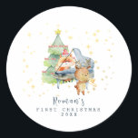 Sticker Rond Cute Woodland Animals Baby's First Christmas Photo<br><div class="desc">Les premiers animaux de la forêt boisée de Noël de mignonne bébé au piano avec ciel étoilé dans l'arrière - plan. Ajoutez la photo géniale de bébé pour le meilleur cadeau de vacances pour toujours.</div>