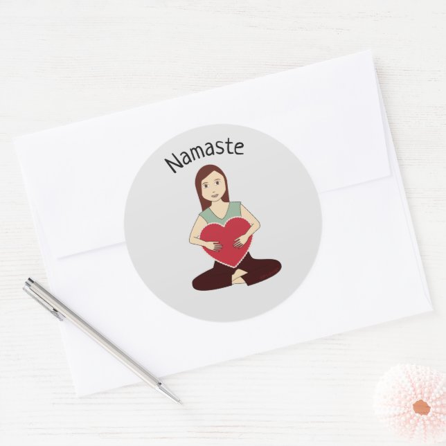 Sticker Rond Cute Yoga Girl tenant coeur rouge Namaste (Enveloppe)