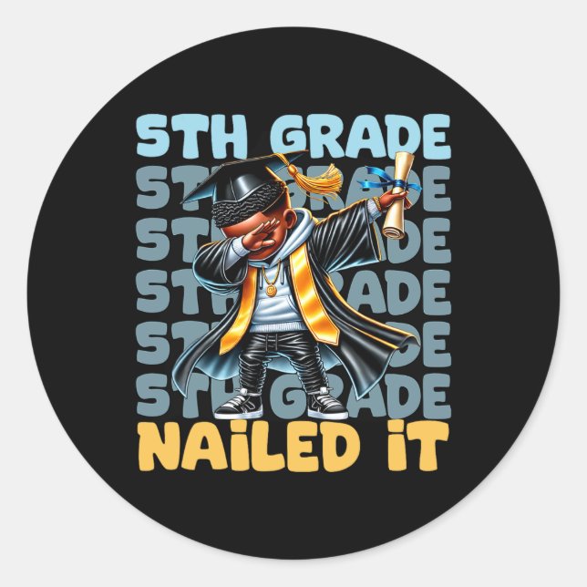 Sticker Rond Dabbing Graduation Boy 5e Grade Nail Il Cl De 2 (Devant)