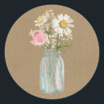 Sticker Rond Daisy et Rose en Mason Jar Rustic Kraft Paper<br><div class="desc">Autocollant rustique avec marguerites blanches,  roses roses roses et feuillage floral en pot de mason sur arrière - plan de papier imitation kraft. Cet autocollant floral est parfait pour les mariages,  baby showers,  douches nuptiales et autres événements.</div>