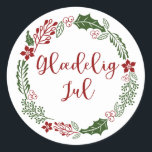Sticker Rond Danoise Merry Christmas Wreath, Glæ delig jul<br><div class="desc">Vacances de Noël vert et rouge avec des autocollants design de couronnes pour décorer des cadeaux et des enveloppes,  avec les mots Joyeux Noël en danois : Glæ délire jul</div>