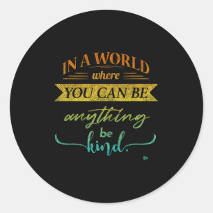Sticker Rond Dans Un Monde Où L'On Peut Être N'Importe Quoi D'A