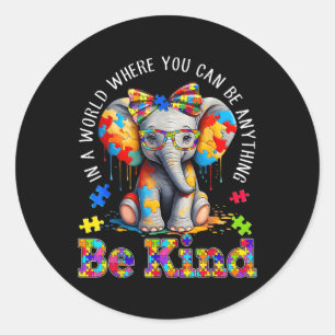 Sticker Rond Dans Un Monde Où L'On Peut Être N'Importe Quoi D'A