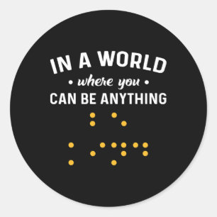 Sticker Rond Dans un monde où vous pouvez être n'importe quoi «