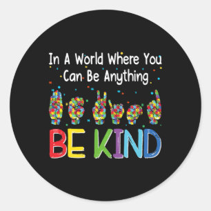 Sticker Rond Dans un monde où vous pouvez être n'importe quoi,