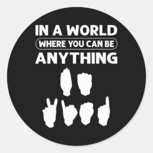 Sticker Rond Dans un monde où vous pouvez être n'importe quoi «