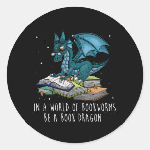 Sticker Rond Dans Un Monde Plein De Bookworts Soyez Un Dragon D