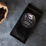 Sticker Rond Dark moody boho élégant mariage merci faveur<br><div class="desc">Boho moody foncé élégant mariage gothique merci préférez les autocollants modèles,  les pivoines violettes noires sur les autocollants de mariage arrière - plan foncé faveur avec les noms de mariée et de marié.</div>