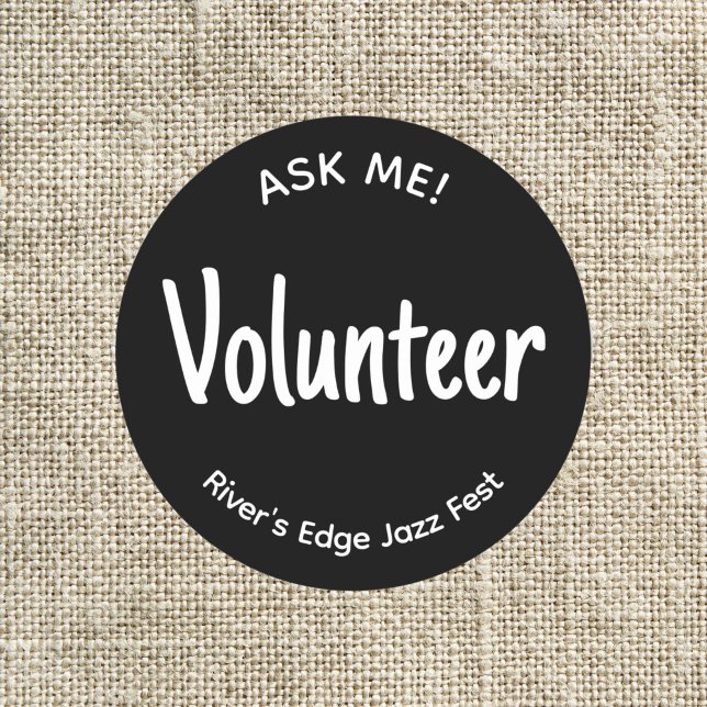 Sticker Rond Demande-moi un badge de volontariat (Black and white Ask me volunteer sticker badge with custom name of event or organization.)