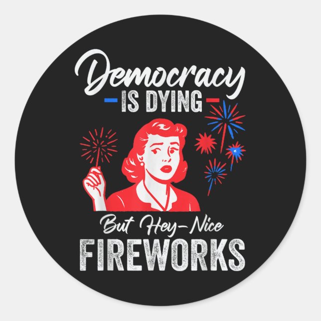 Sticker Rond Democracy Is Dying But Hey Nice Fireworks 4th Of J (Devant)