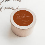 Sticker Rond Désert de Whimsical | Accueil Mariage en terre cui<br><div class="desc">Ce désert fantaisiste | terracotta mariage bienvenue classique collant rond est parfait pour votre simple rustique western beige et terre cuite mariage. La palette de couleurs de saumons neutres est vintage au sud-ouest avec une touche rétro moderne. Le script est une délicate calligraphie minimaliste manuscrite qui est assez élégant et...</div>