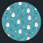 Sticker Rond Dessin de Whimsical Snowmen en hiver<br><div class="desc">Découvrez l'esprit hivernal grâce à notre design fantaisiste "Cartoon Snowmen". Ces enneigeurs joyeux,  apportent de la chaleur à la scène hivernale. Des flocons de neige blancs et des gribouillis de pin ajoutent une touche de magie à la saison. Parfait pour cadeau d'hiver et Noël. #ChristmasDay #ChristmasGift #SeasonalHomeDecor #WinterLandscape</div>
