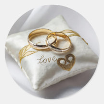 Deux bagues mariages sur un coussin blanc
