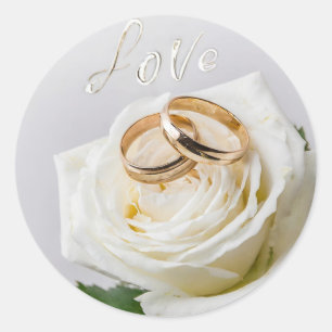 Sticker Rond Deux bagues mariages sur une rose blanche