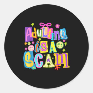 Sticker Rond Devenir adulte est une arnaque style mixte média, 