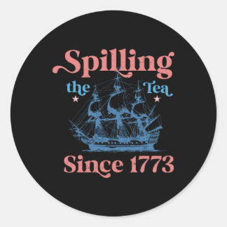 Sticker Rond Déverser Le Thé Depuis 1773 Drôle 4 juillet Parti