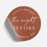 Sticker Rond Dîner de répétition en terre cuite | Nuit avant l'<br><div class="desc">Chaleureux et terreux, cet élégant autocollant rond en terre cuite avec l'expression "La Nuit avant" est parfait pour les mariages à thème boho, rustique ou chute. La riche arrière - plan d'argile orange ajoute une touche cosy et moderne à votre décor de dîner de répétition. Utilisez cet autocollant polyvalent pour...</div>