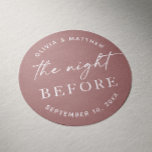 Sticker Rond Dîner de répétition Mauve | Nuit mariage de automn<br><div class="desc">Ajoutez une touche chaleureuse et romantique à votre dîner de répétition avec cet autocollant rond mauve avec l'expression "La nuit avant". L'arrière - plan doux le rend parfait pour les mariages de automne, surtout lorsqu'il est associé à des tons saisonniers riches comme la rouille, la terre cuite ou la sauge....</div>