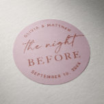 Sticker Rond Dîner De Répétition Rose. Nuit avant le romantisme<br><div class="desc">Doux et romantique, cet autocollant rond rose poussiéreux comporte l'élégante phrase "La nuit avant". La couleur rose vif et feutrée ajoute une touche féminine intemporelle à votre dîner de répétition ou à votre célébration pré-mariage. Parfait pour les thèmes boho, vintage ou rustique, cet autocollant fonctionne parfaitement pour le printemps et...</div>