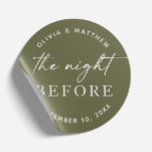 Sticker Rond Dîner de répétition Sage Green | Nuit nature avant<br><div class="desc">Apportez une touche boisée naturelle à votre dîner de répétition mariage avec cet autocollant rond vert sauge avec "La nuit avant". L'arrière - plan vert poussiéreux se marie joliment avec des thèmes rustiques, inspirés par la nature ou mariages de forêt, ce qui en fait un endroit idéal pour sceller des...</div>