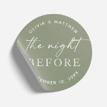 Sticker Rond Dîner De Répétition Woodland. Sage Green Nuit avan<br><div class="desc">Ajoutez une touche terrestre naturelle à votre dîner de répétition avec cet autocollant rond vert sauge avec l'expression "La nuit avant". L'arrière - plan vert doux et feutré évoque une ambiance rustique et boisée, ce qui en fait un lieu de séjour idéal pour les couples qui planifient des mariages d'extérieur,...</div>