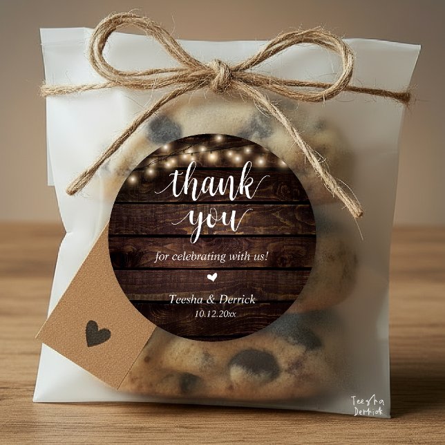 Sticker Rond Dîner Rustique moderne Mariage Merci Cadeaux (Modern Rustic Wedding Dinner Thank You Gifts Classic Round Sticker cute heart Wood String Lights)