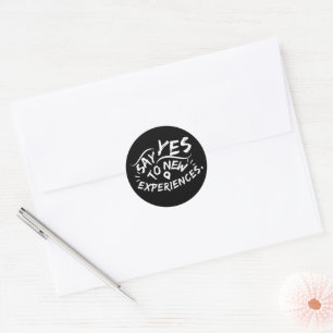 Sticker Rond Dis Oui Aux Nouvelles Expériences (Texte Blanc)