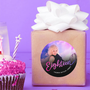 Sticker Rond Dix-huit 18e anniversaire photo violet rose noir