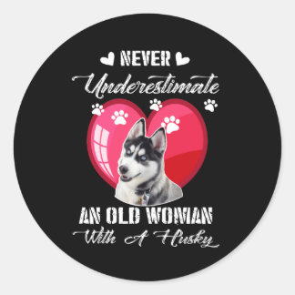 Sticker Rond dog | Never Underestimate An Old Woman Husky