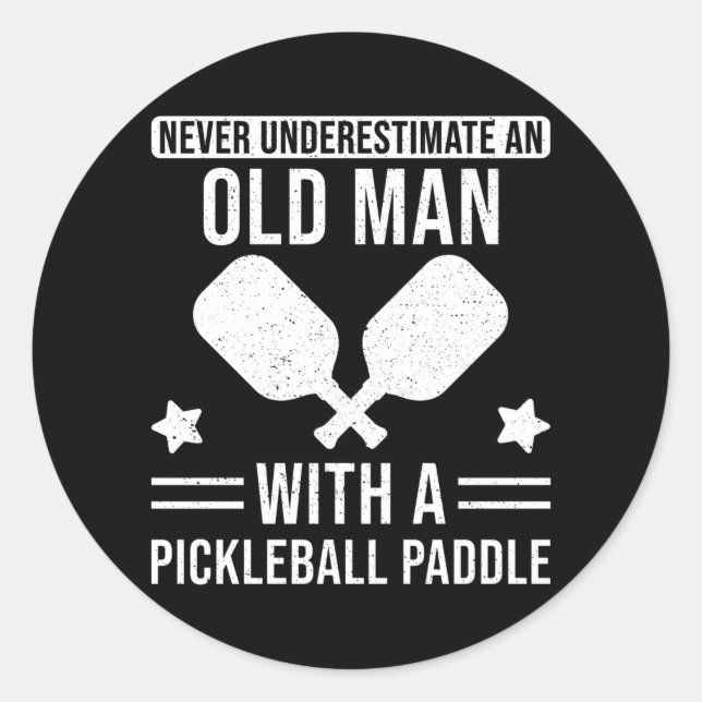 Sticker Rond Don de Pickleball Ne sous-estimez jamais un vieil  (Devant)