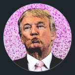 STICKER ROND DONALD TRUMP CHRISTMAS SCELLÉ AVEC UN BÂTIMENT KIS<br><div class="desc">DONALD TRUMP A SÉCHÉ AVEC DES BÂTIMENTS KISS</div>