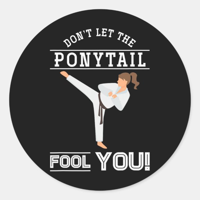 Sticker Rond Dont Let The Ponytail Fool You Funny Karateist Gir (Devant)